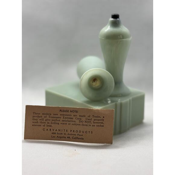 Vintage Carvanite Salt & Pepper Shaker Set in Jadeite Green — Mid-Century Modern - Picture 7 of 8
